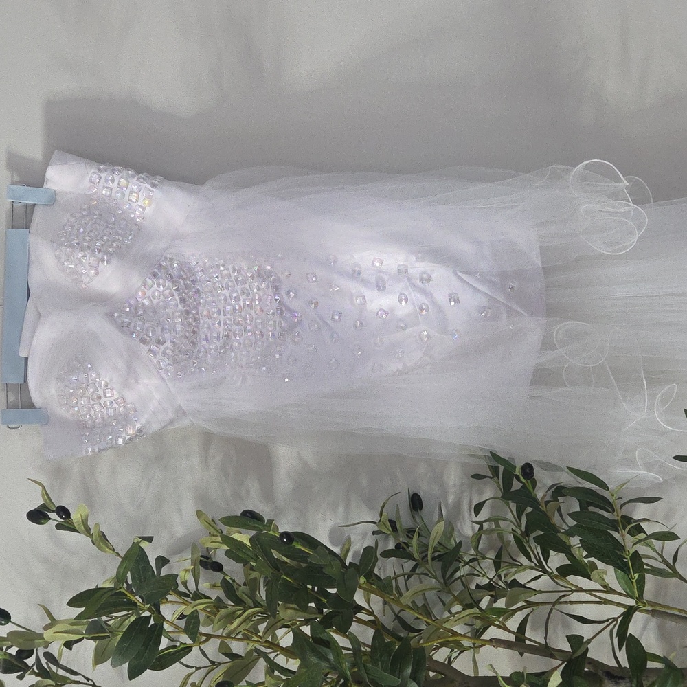 Elegant White Strapless Gown with Sequins Sz 00